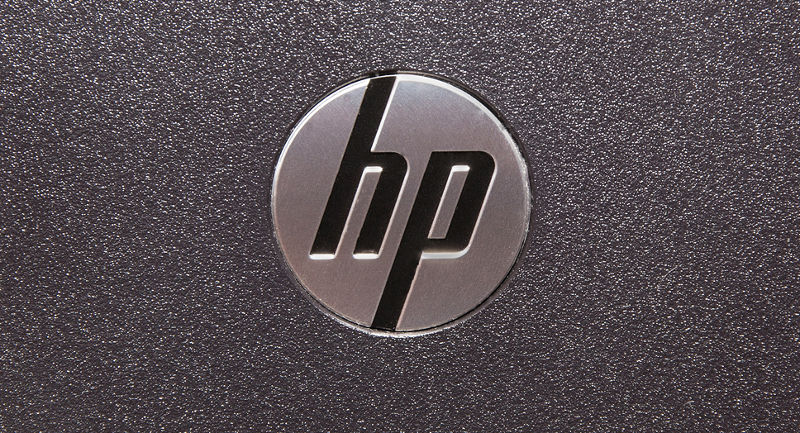 Logotipo de HP sobre superficie de hardware