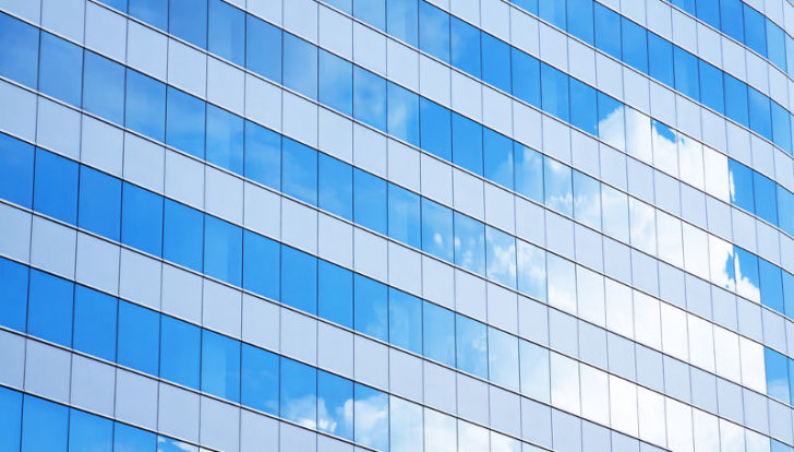 Nubes reflejadas en edificio