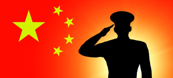 Silueta de soldado con bandera china de fondo