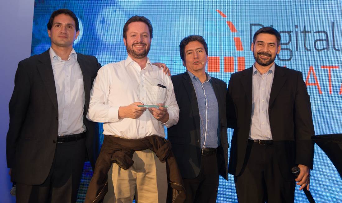 Entrega del premio DigitalBank Latam Colombia