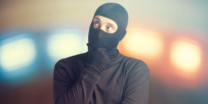 Hacker con pasamontañas