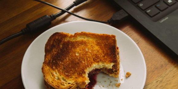 teletrabajo por Charles Deluvio via Unsplash