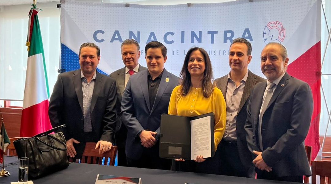 AWS y CANACINTRA firman acuerdo para impulsar adopción tecnológica del sector industrial en México a través de capacitación masiva