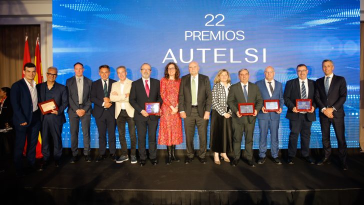 Foto de familia de los premiados en los Premios AUTELSI 2026