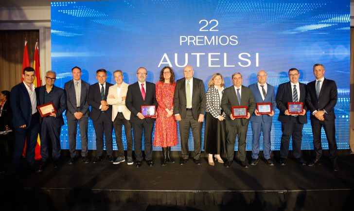 Foto de familia de los premiados en los Premios AUTELSI 2026